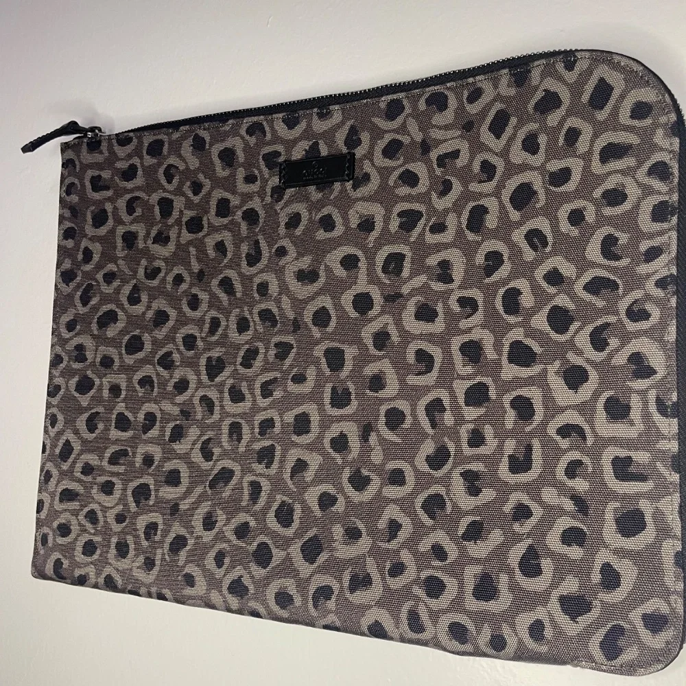Gucci Gray Animal Print Document Holder – Sleek & Stylish (Brand New!)